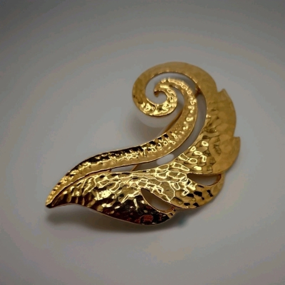 Elegant GoldToned Scroll Leaf Statement Brooch 3"